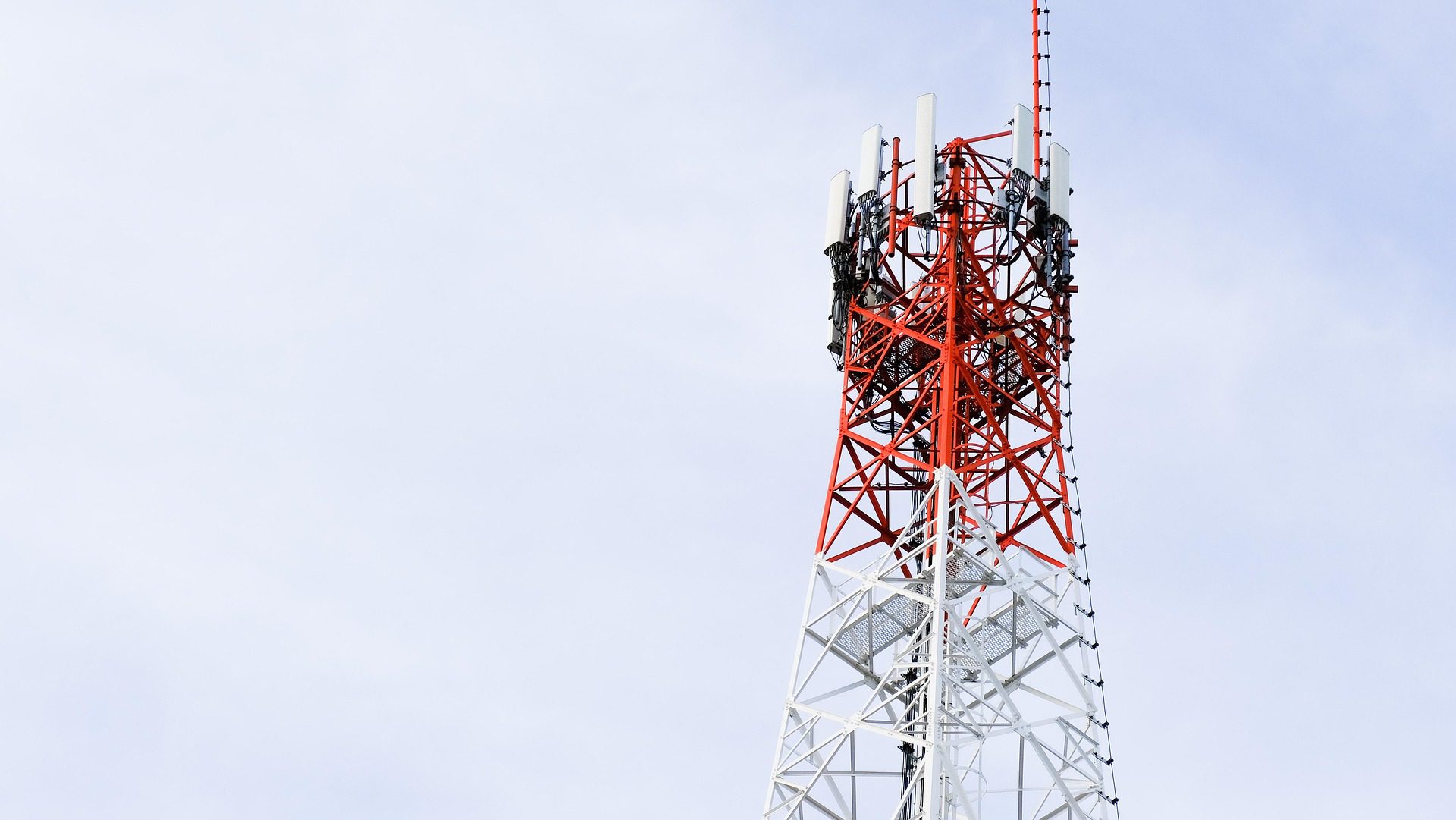 Telecommunications tower