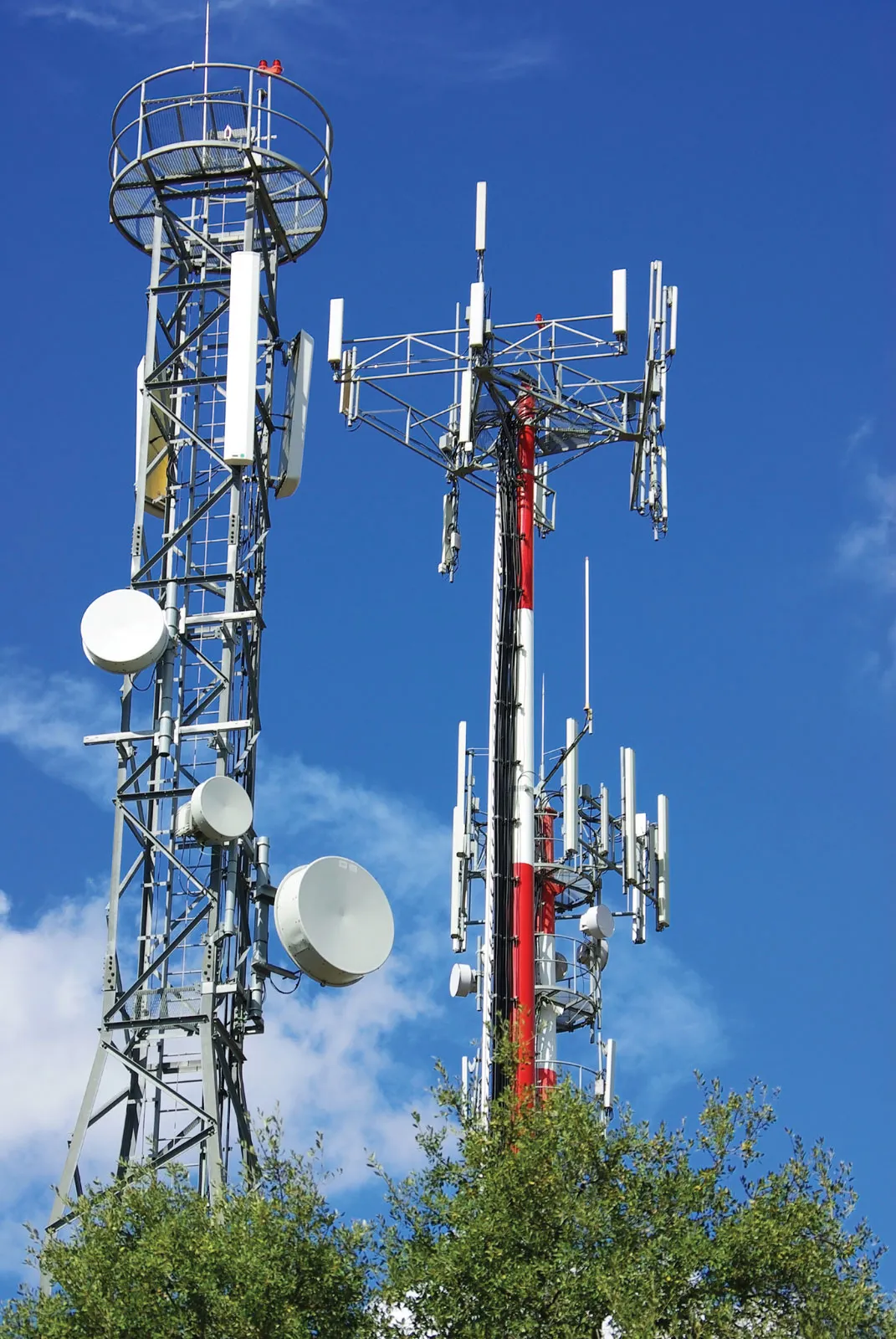 Tour de téléphonie mobile et équipement à micro-ondes